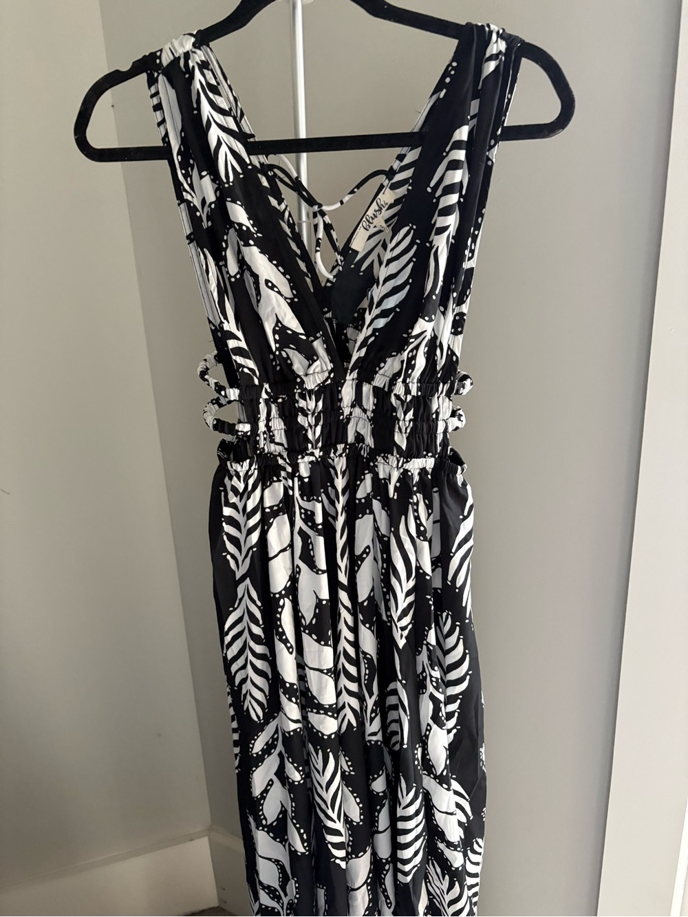 Black & White Leaf-Print Sleeveless Maxi Dress